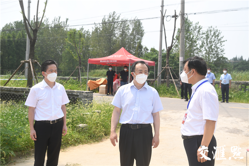 当天上午,吴政隆来到高邮市送桥镇神居山村卫生室,中心卫生院检查