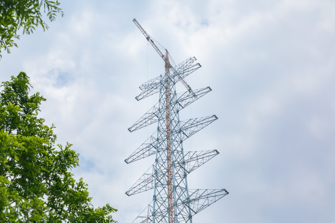 157米苏州最高500千伏输电铁塔顺利在昆封顶