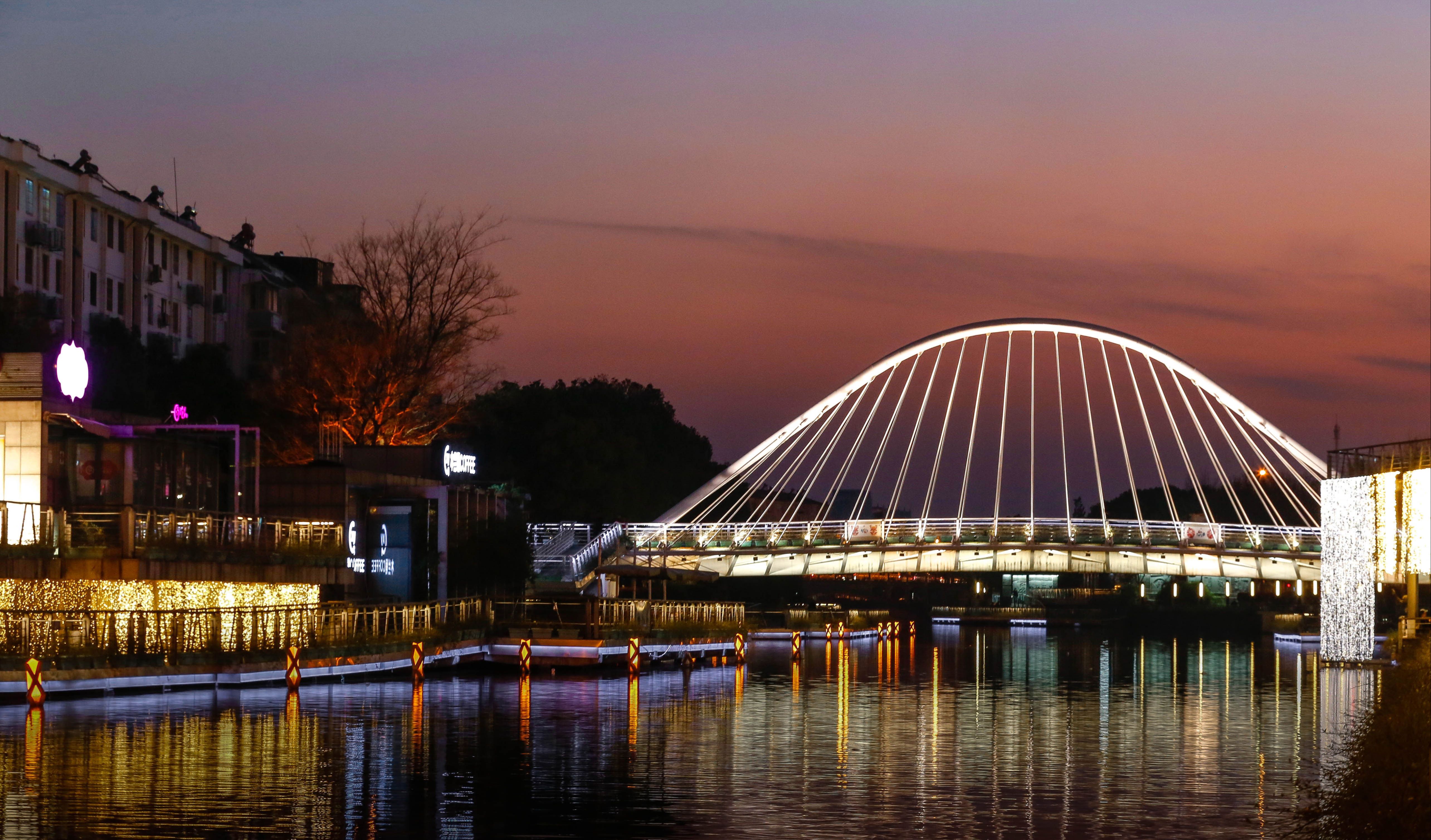 该工程设计实而不华,把娄江景观带变成了昆山的标志景观之一,成为我市