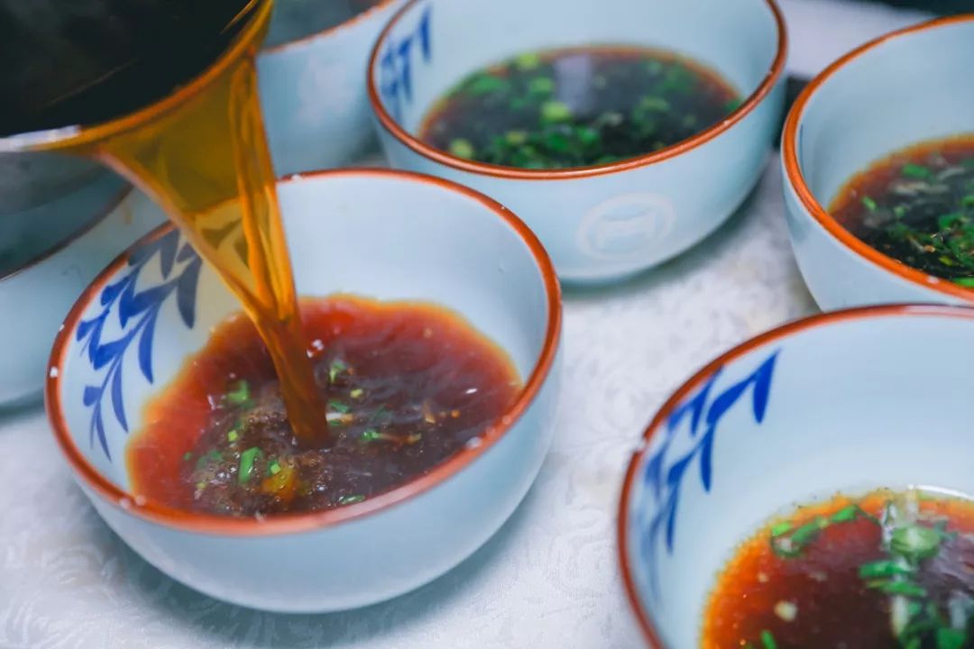 奥灶面的汤底 分 红汤与 白汤两种