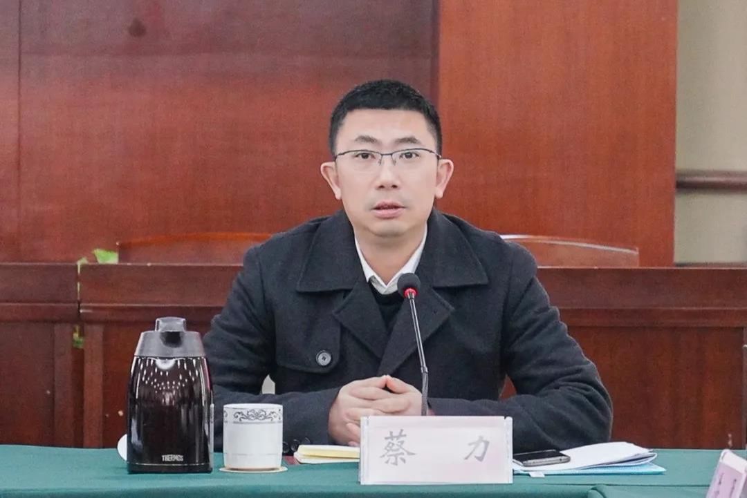 蔡力指出, 教育为本,要加快学校建设,提升软硬件质量,保障教学顺畅