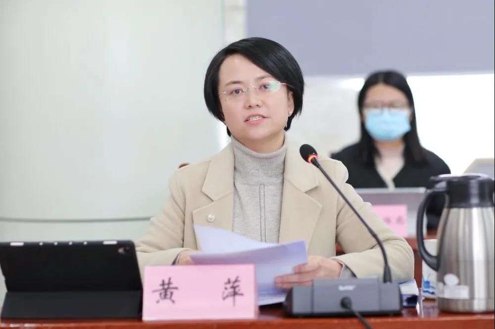 镇党委委员,副镇长黄萍汇报全镇节前安全生产工作以及企业防控,古镇