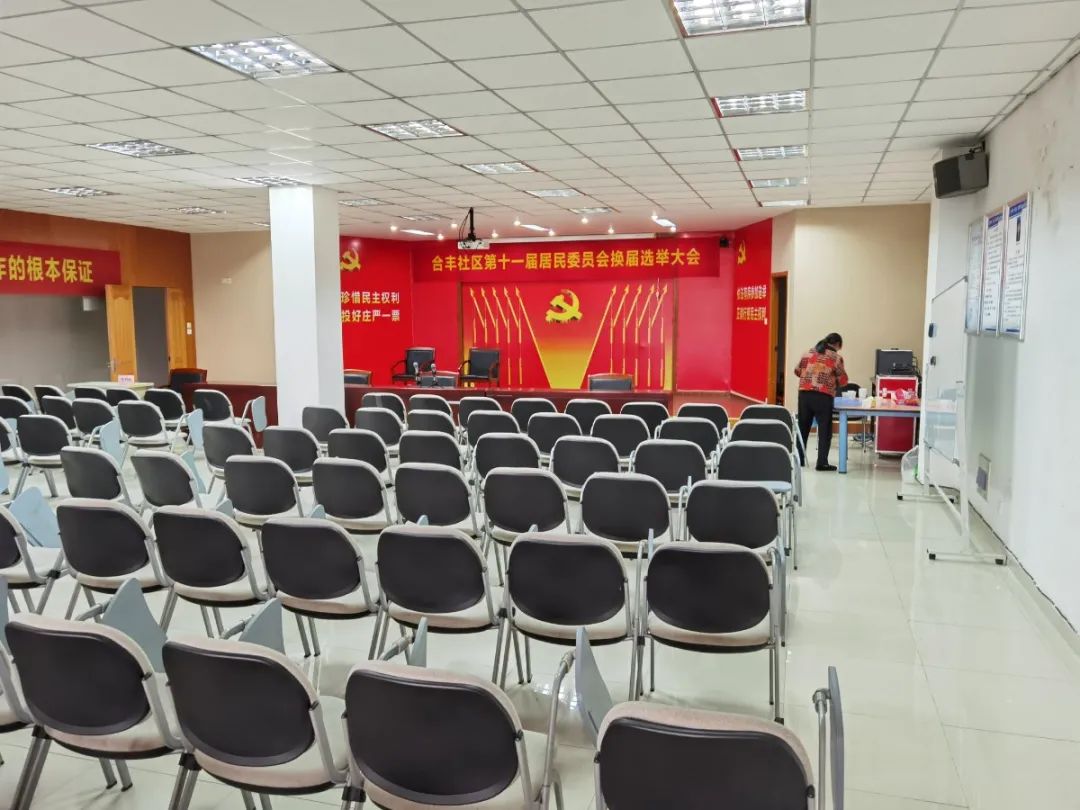 会场投票点▲投票▲开箱▲计票陆家镇高标准完成全镇社区换届选举工作