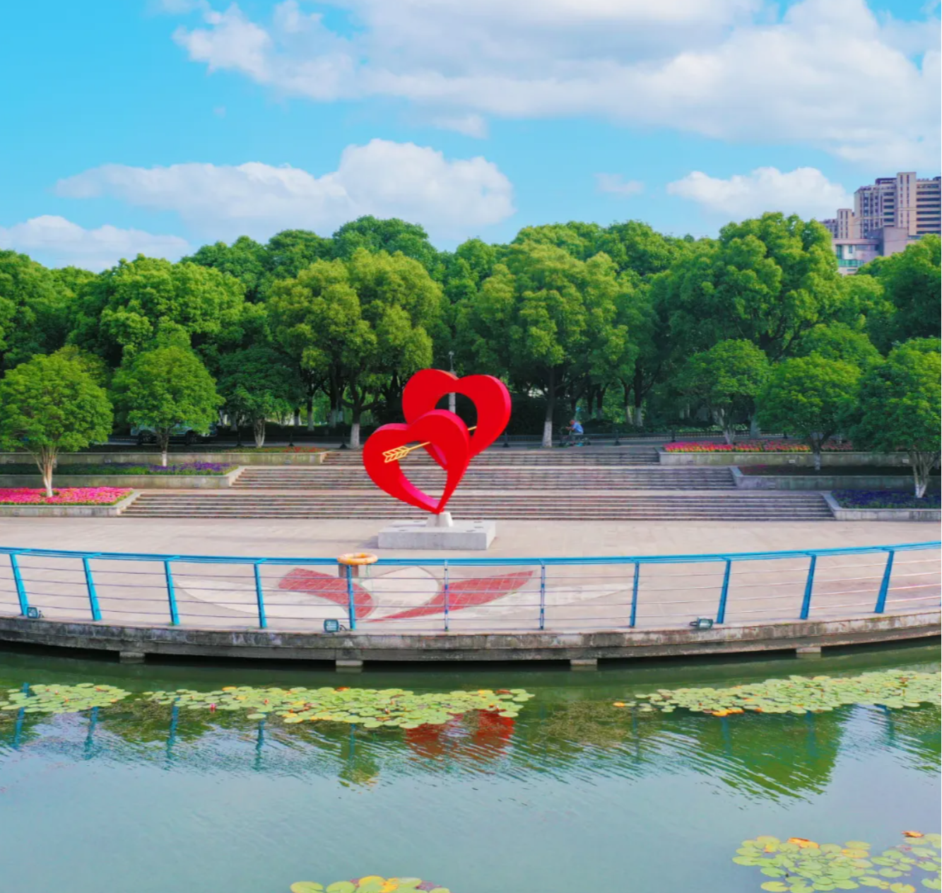 海誓山盟就此立下背倚玉树,面朝碧波圆形亲水平台搭配心型雕塑满目