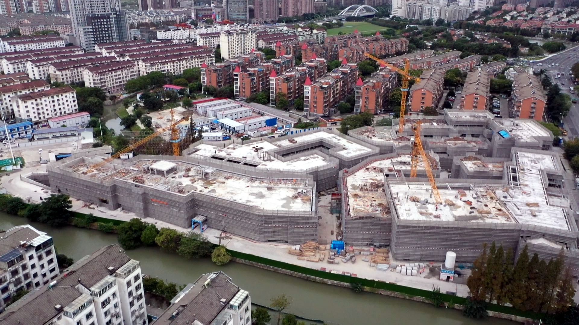 大西门商业街主体结构封顶