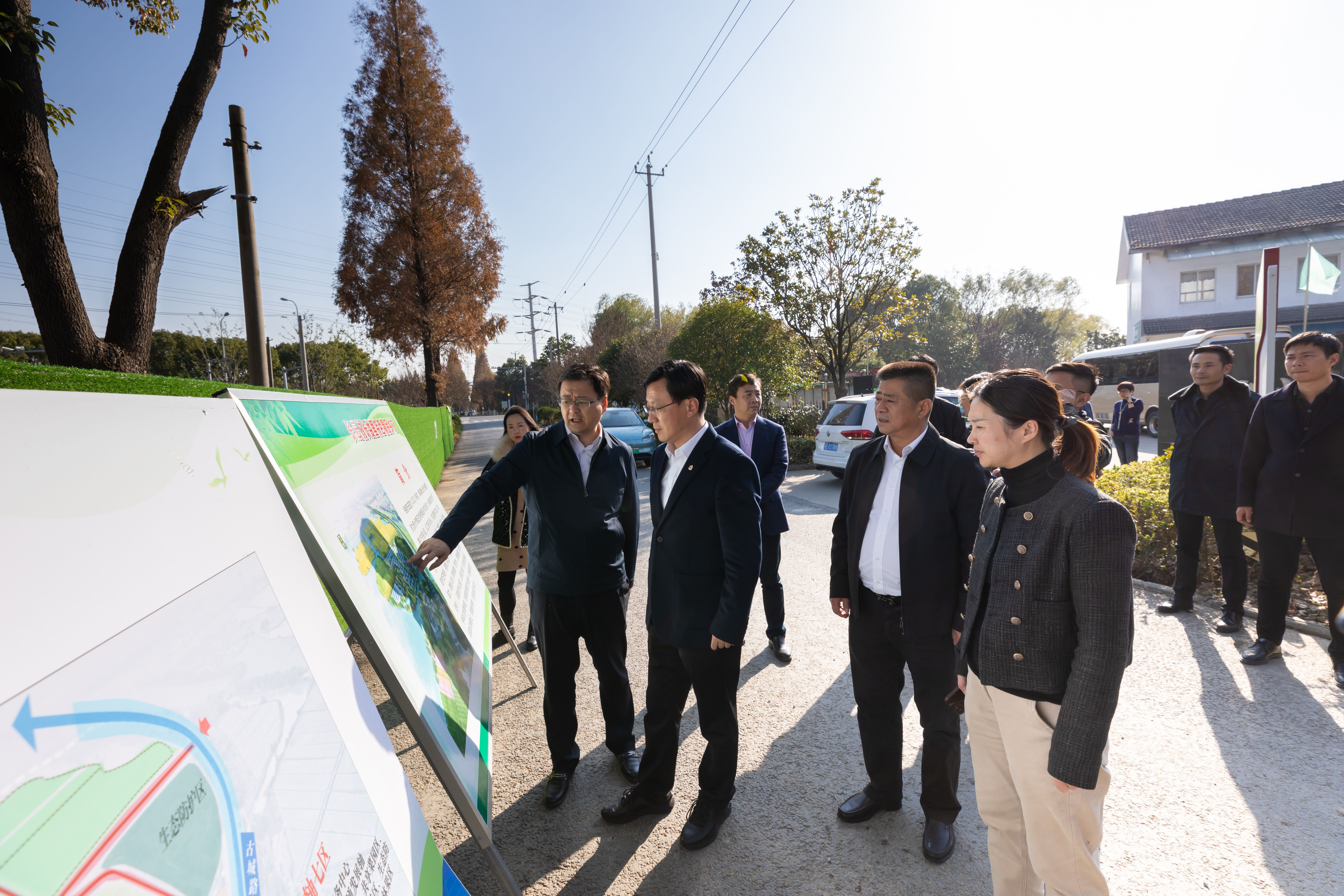 徐华东一行来到位于万千湖畔的锦溪镇长云村长娄里自然村.