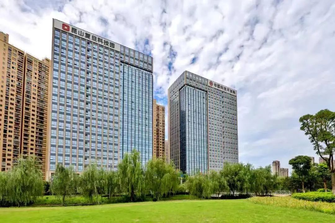 位于花桥绿地大道的两栋商务楼内楼宇上展现园区新景一楼一特色瞄准楼