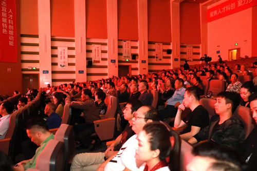 观众.webp.jpg 观众.webp.jpg