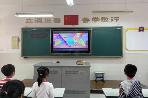 学唱队歌.jpg